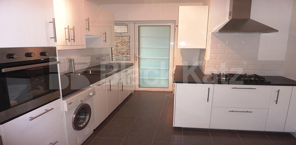 			FOUR DOUBLE BEDROOMS!!!, 4 Bedroom, 1 bath, 1 reception Flat			 Finchley Road, FINCHLEY ROAD